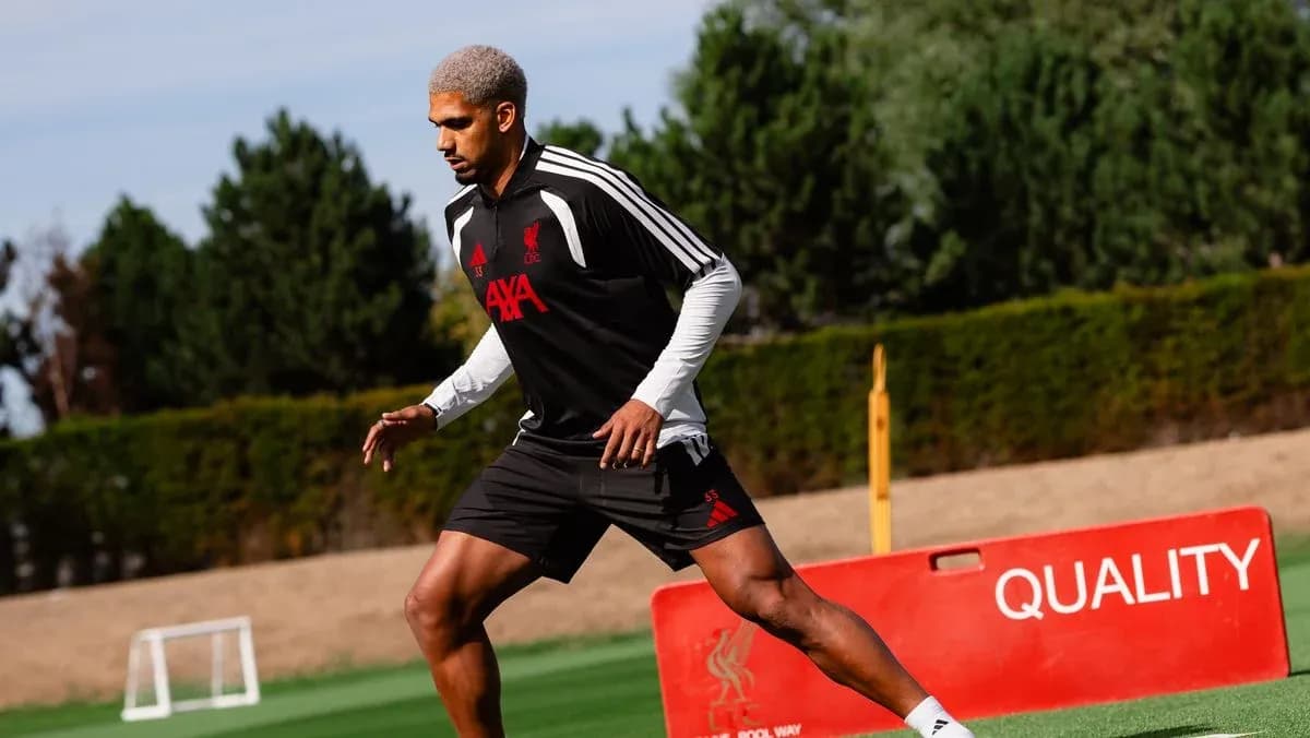 Jugador de Liverpool entrenando en el campo