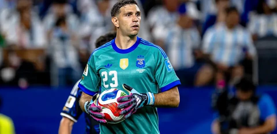 Portero argentino sosteniendo el balón durante el partido