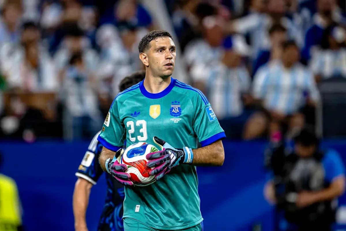 Portero argentino sosteniendo el balón durante el partido