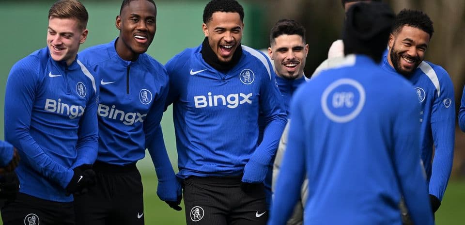 Jugadores de fútbol riendo durante entrenamiento en equipo