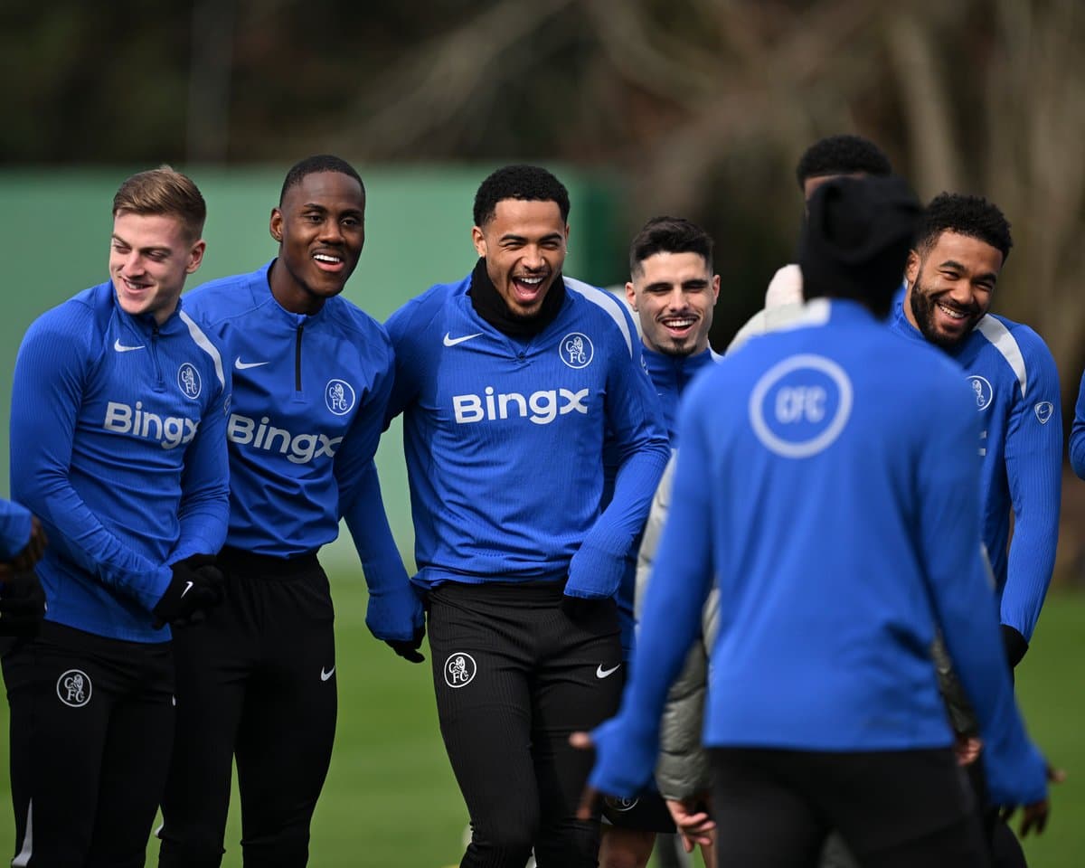 Jugadores de fútbol riendo durante entrenamiento en equipo