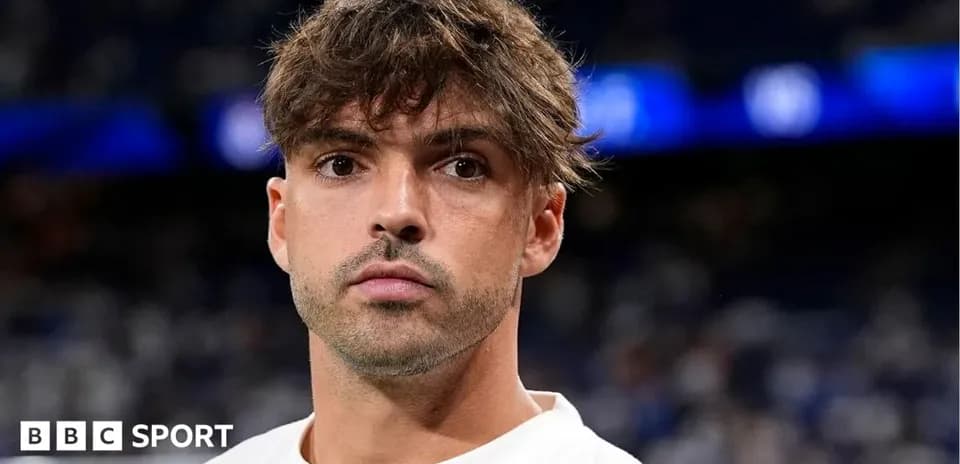Jugador mirando hacia la cámara en el estadio
