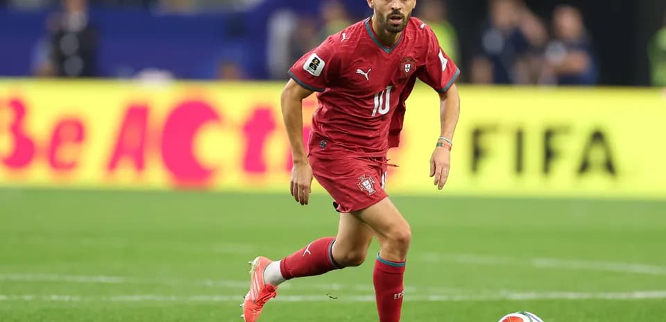 Jugador de Portugal corriendo con el balón en el campo