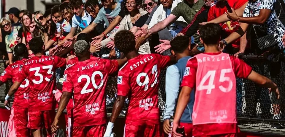 Jugadores de New York RB II saludando a los aficionados