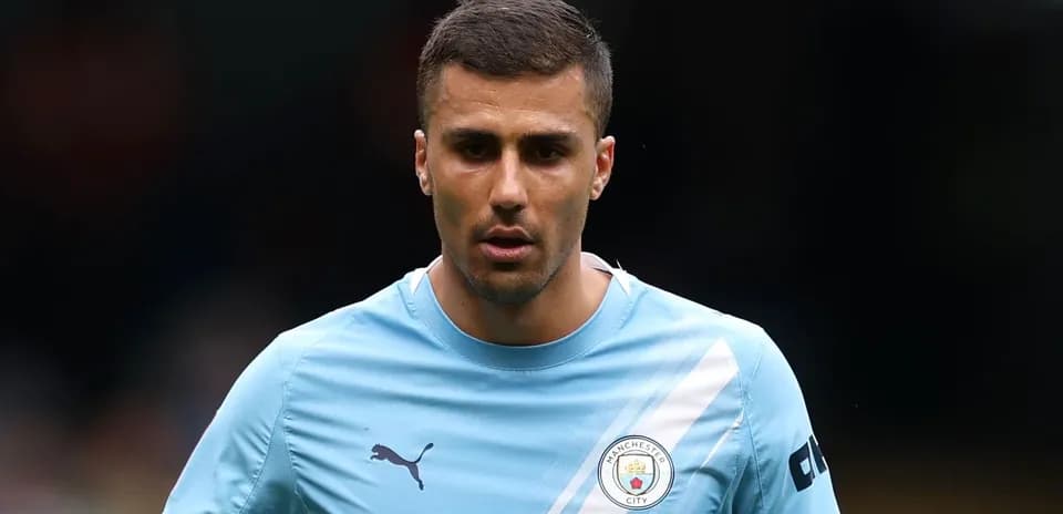 Jugador con camiseta de Manchester City en el campo