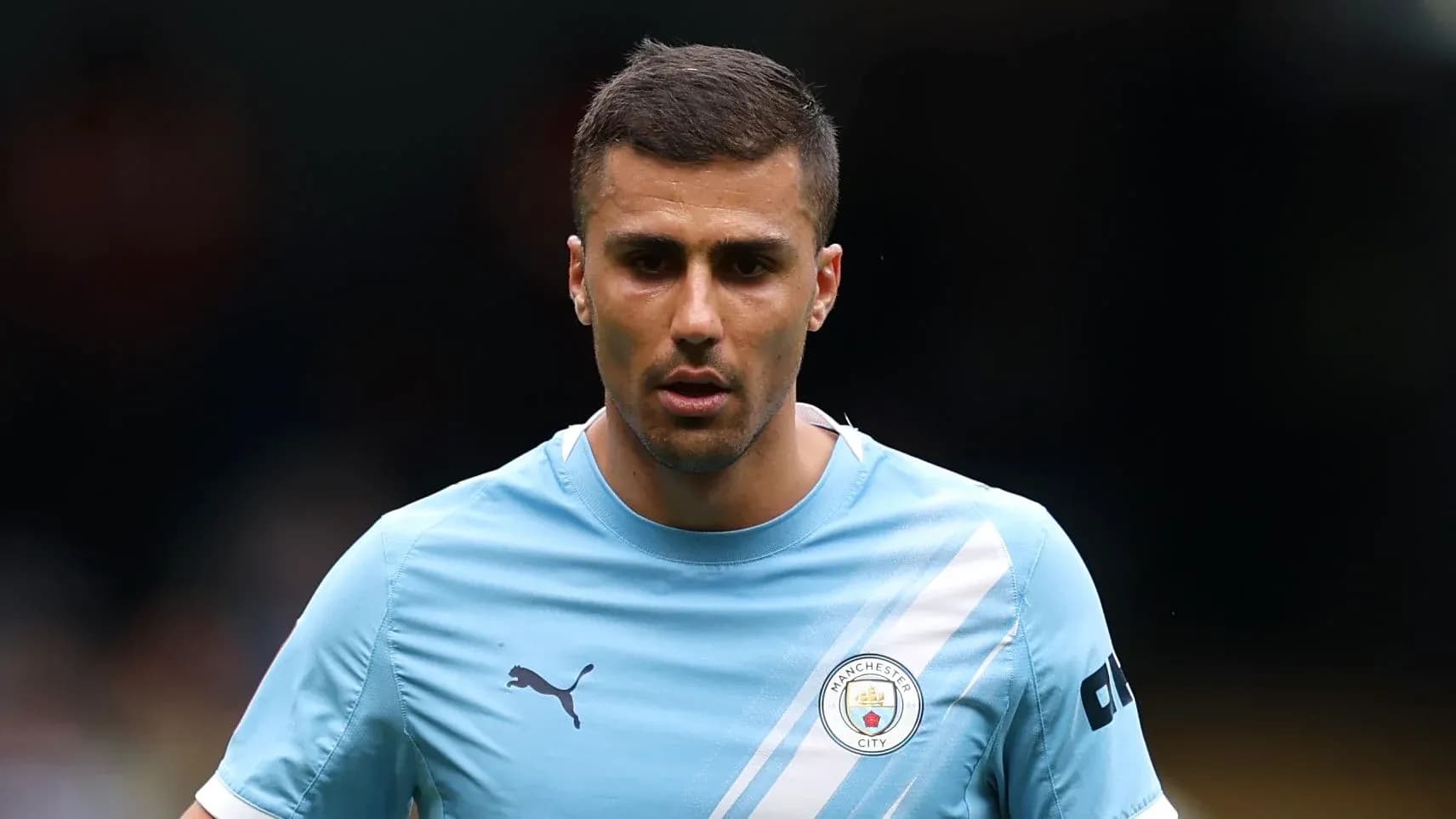 Jugador con camiseta de Manchester City en el campo