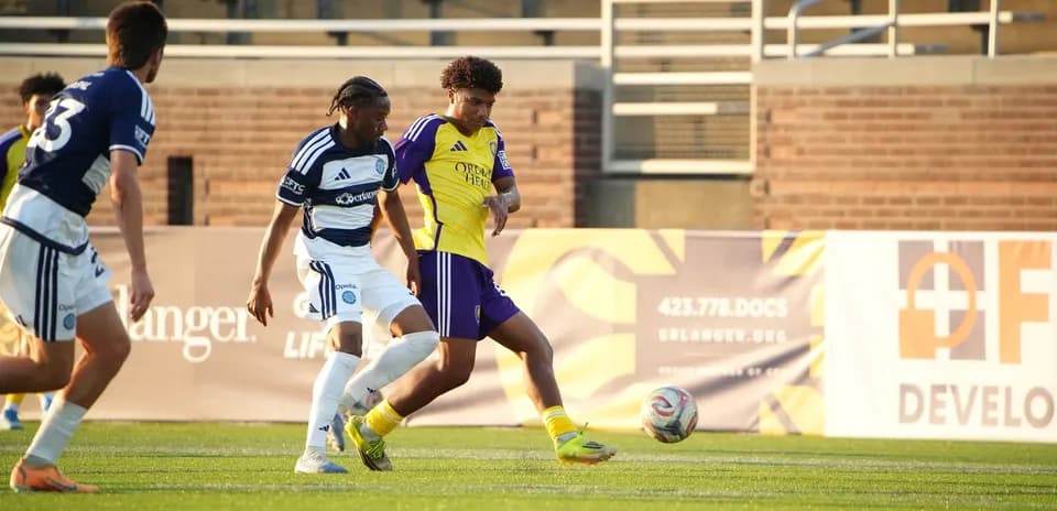 Jugador de Orlando City II en acción durante el partido
