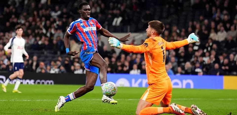 Jugador de Crystal Palace ante el portero