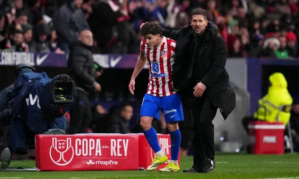 Jugador de Atlético de Madrid siendo sustituido por el entrenador