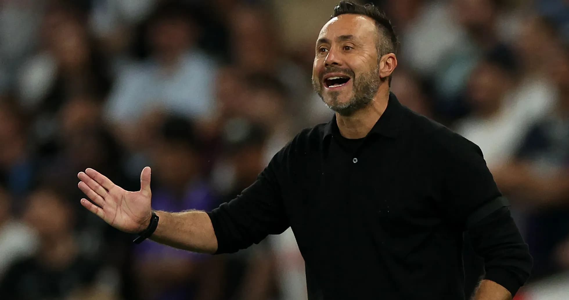 Entrenador dirigiendo a su equipo durante el partido