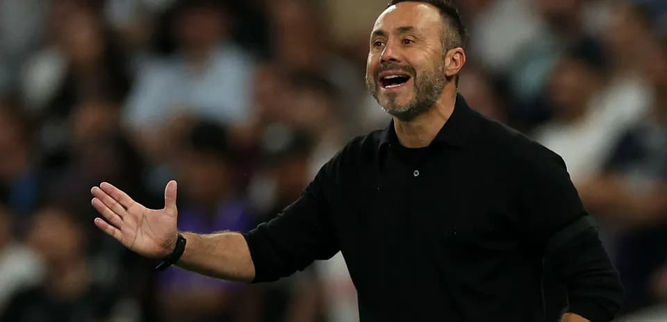 Entrenador dirigiendo a su equipo durante el partido