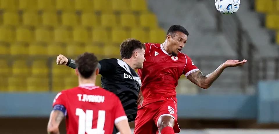 Jugadores de OFI y CSKA Sofia en acción