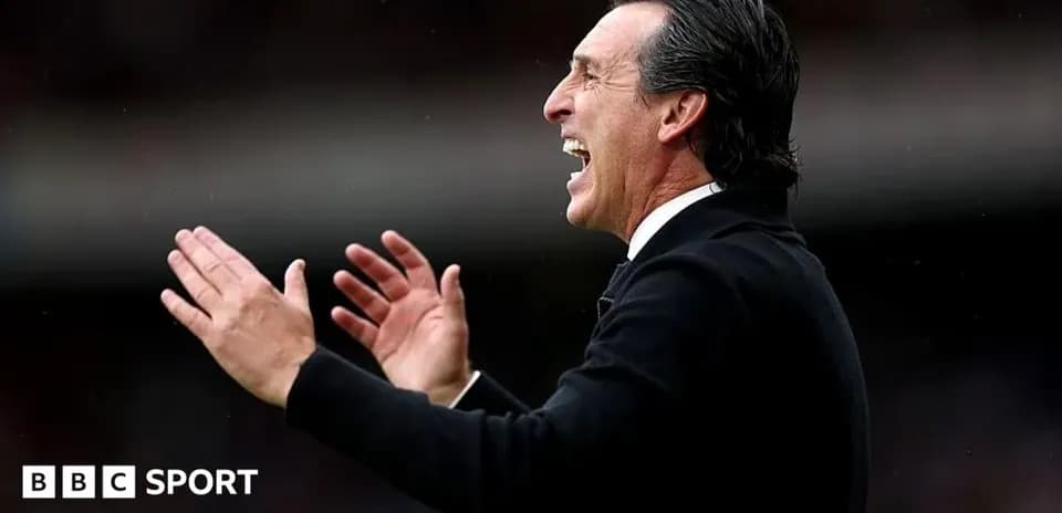 Entrenador aplaudiendo durante el partido