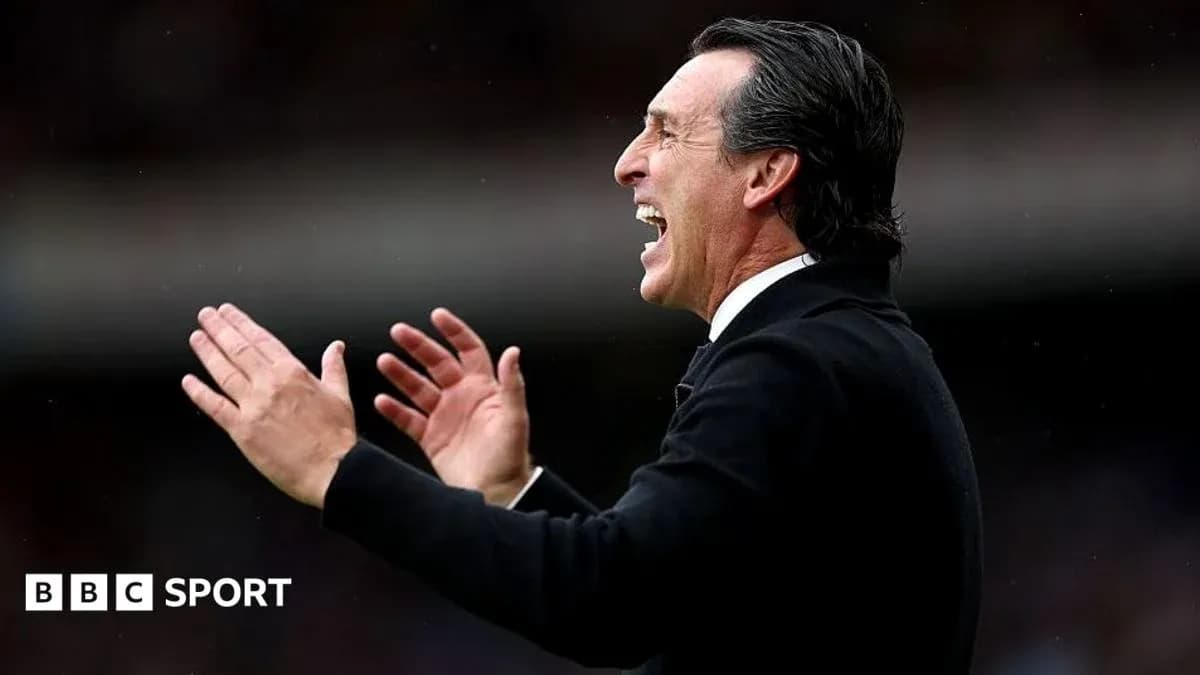 Entrenador aplaudiendo durante el partido
