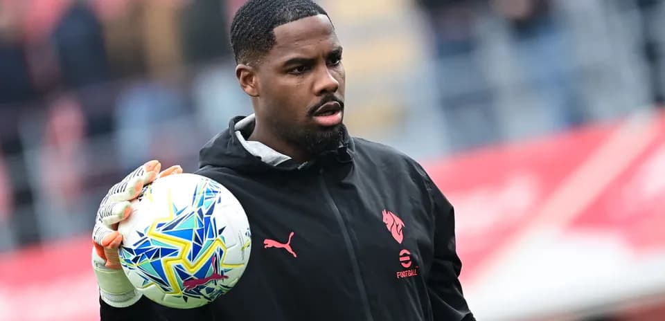 Portero sosteniendo un balón antes del partido
