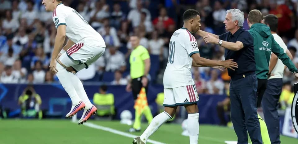 Jugadores realizando un cambio durante un partido