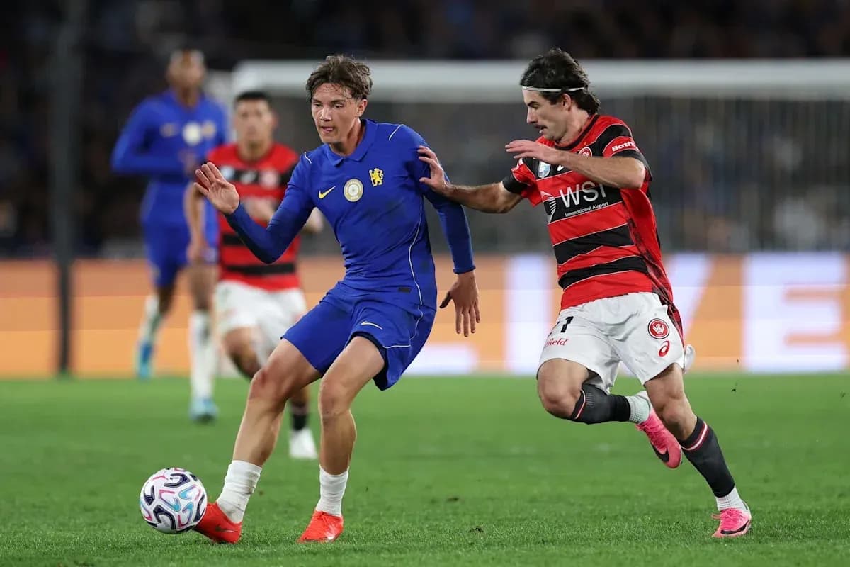 Jugador con balón siendo marcado por oponente en partido