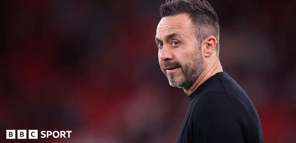 Entrenador observando el partido desde la línea lateral