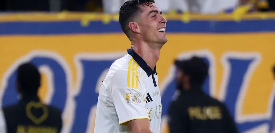 Cristiano Ronaldo sonriendo en el campo de fútbol