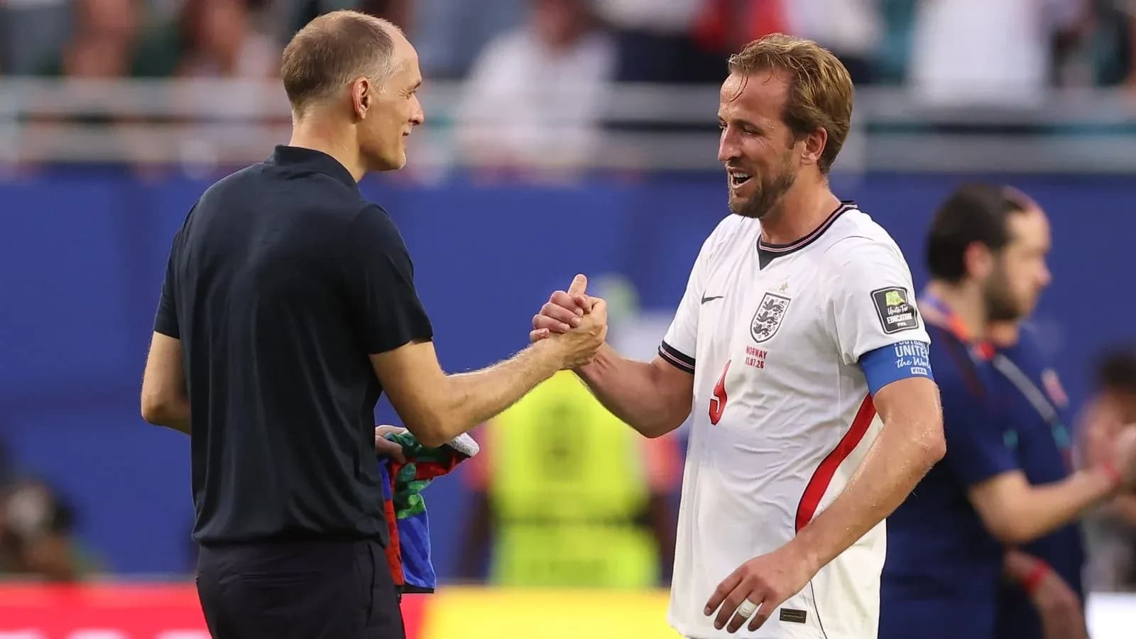 Entrenador y jugador estrechando manos después del partido