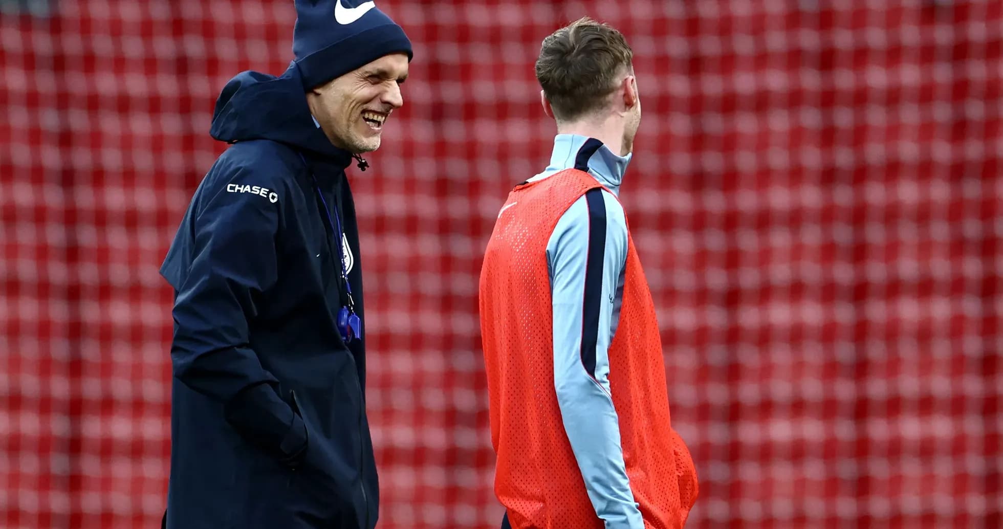 Entrenador y jugador conversando durante entrenamiento