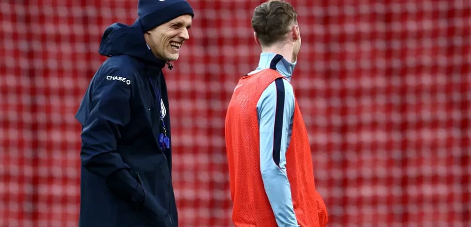 Entrenador y jugador conversando durante entrenamiento