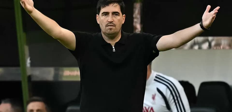 Entrenador gesticulando durante el partido