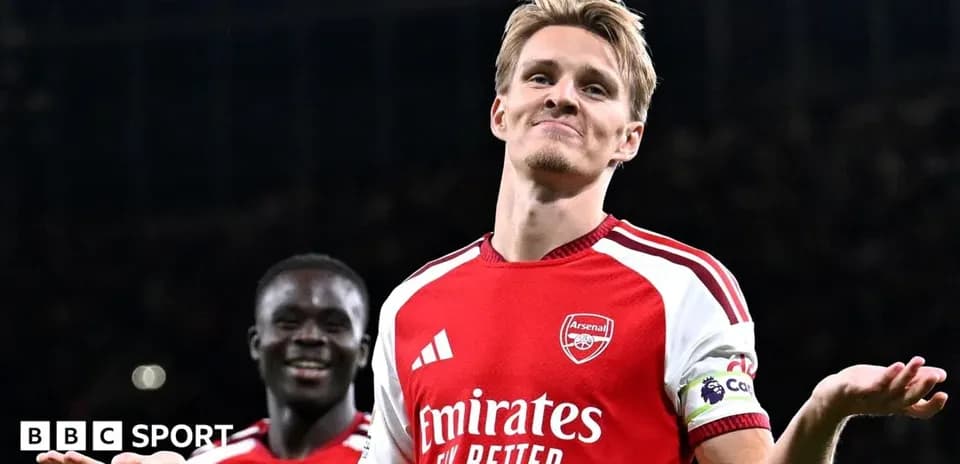 Jugador de Arsenal celebrando con compañeros en el campo