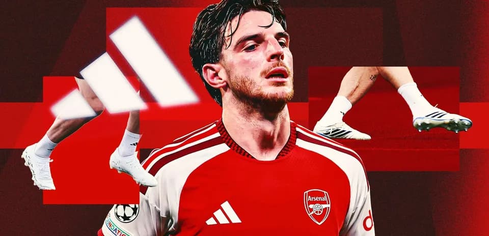 Jugador de Arsenal en uniforme rojo con botas Adidas