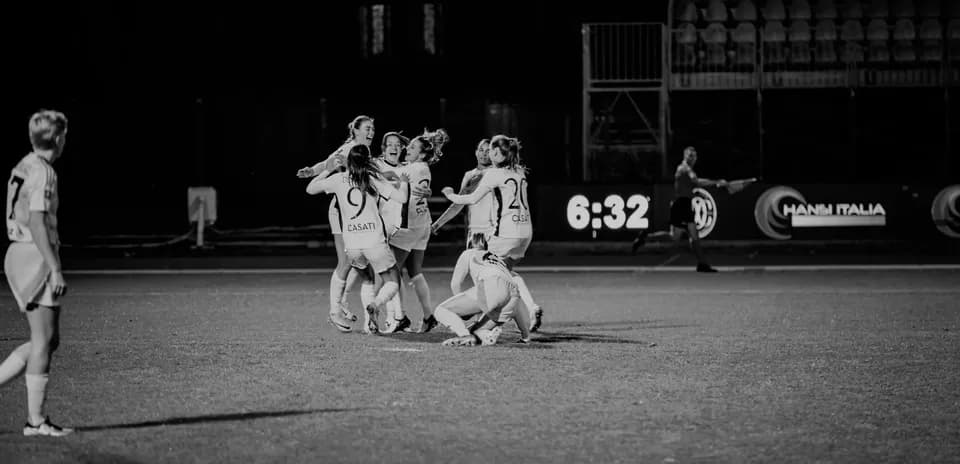 Jugadoras celebrando un gol en el partido