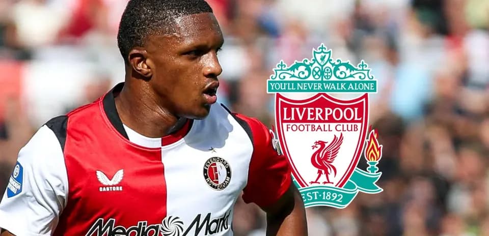 Jugador de Feyenoord con logo de Liverpool detrás