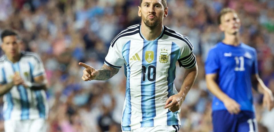 Lionel Messi celebrando un gol con la selección argentina