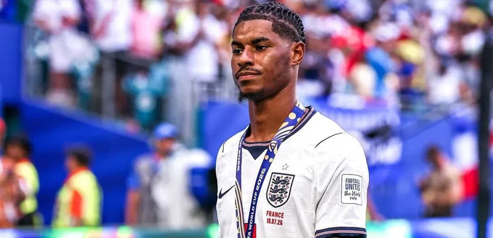 Jugador de Inglaterra con medalla en el estadio
