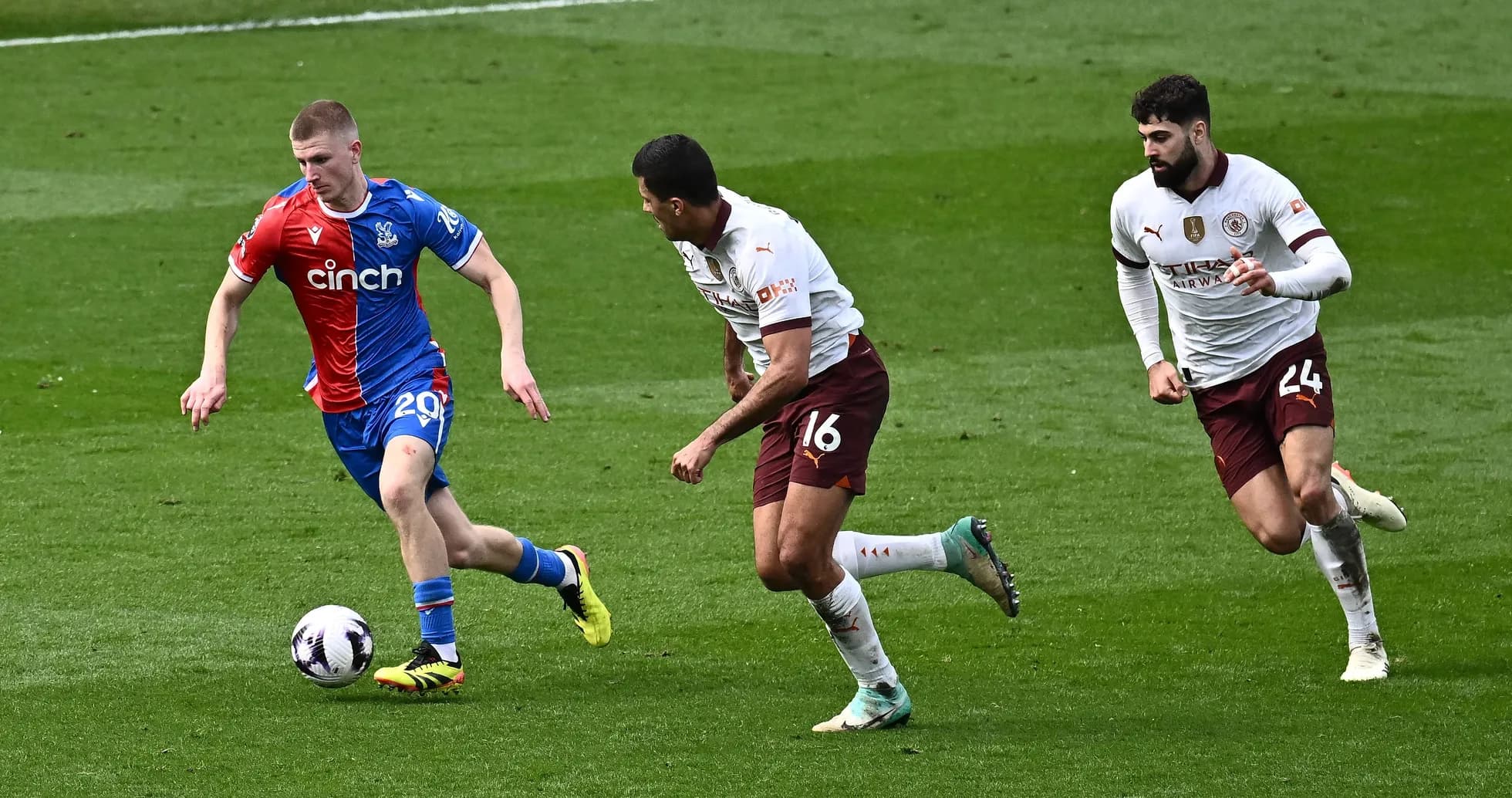 Jugador de Crystal Palace avanzando con el balón