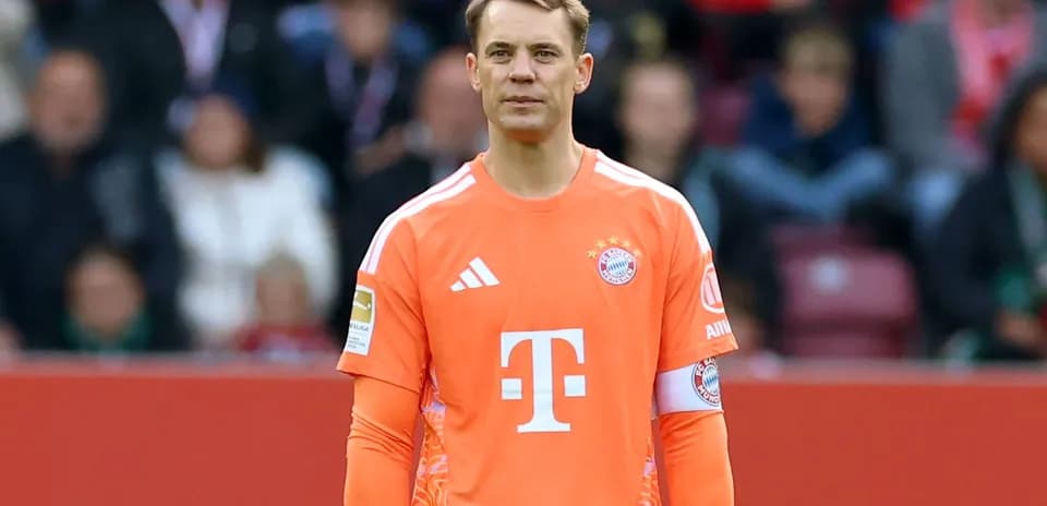 Portero de Bayern Múnich en uniforme naranja durante partido