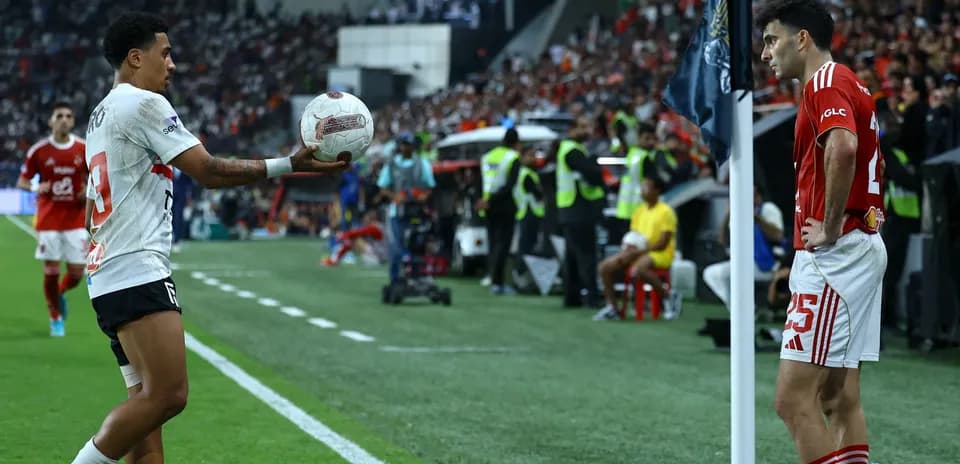 Jugador lanzando el balón desde la banda durante partido