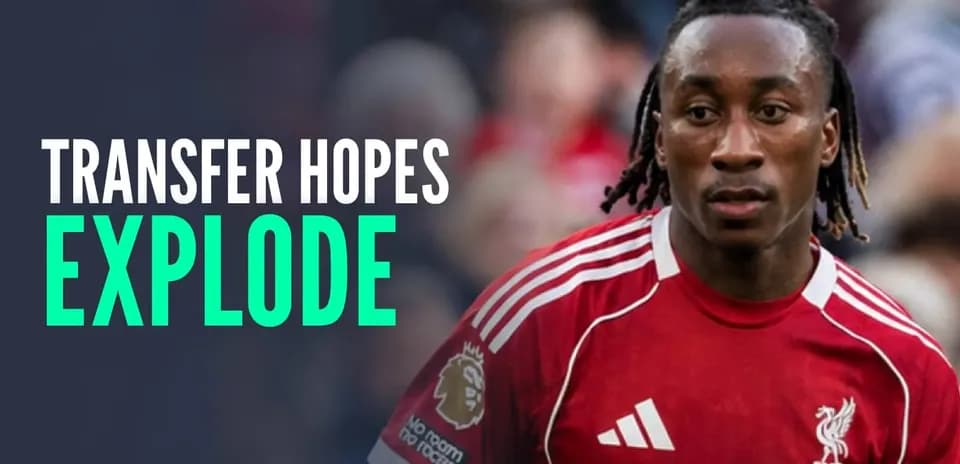 Jugador de Liverpool con camiseta roja durante partido