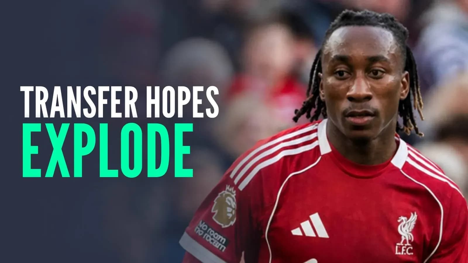 Jugador de Liverpool con camiseta roja durante partido