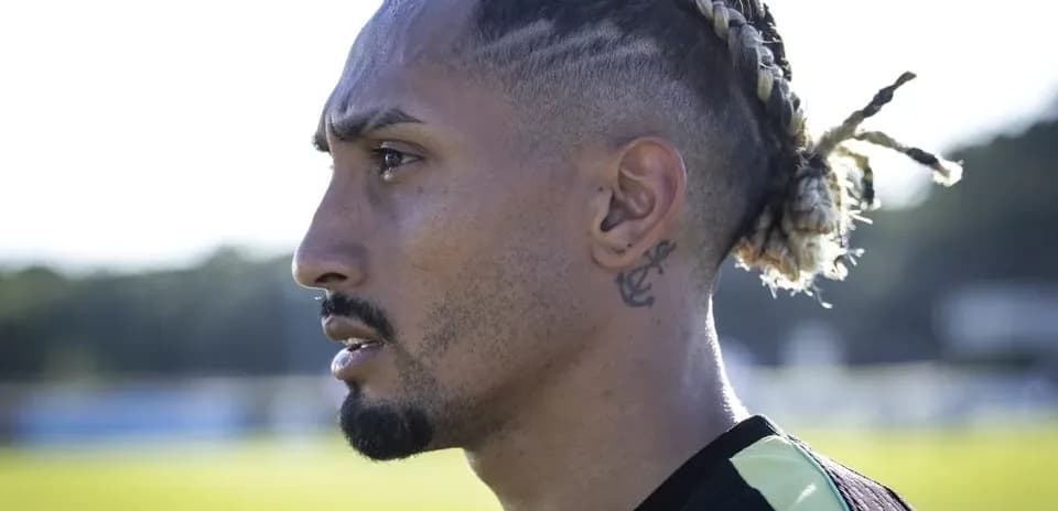 Jugador de fútbol perfilado durante entrenamiento al aire libre