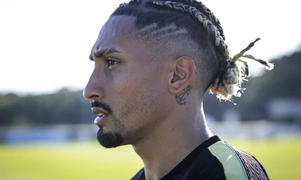 Jugador de fútbol perfilado durante entrenamiento al aire libre