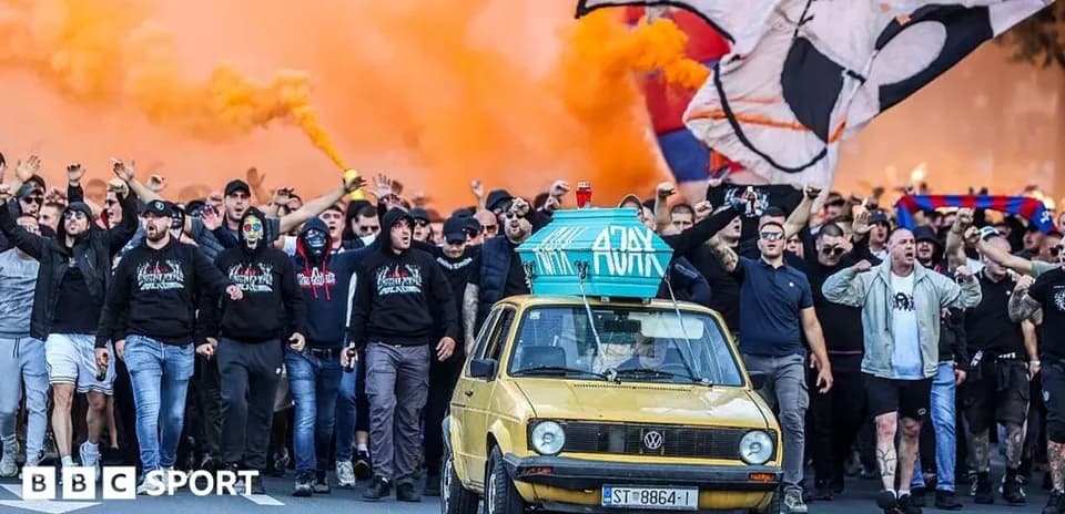 Aficionados marchando con bengalas y un coche amarillo