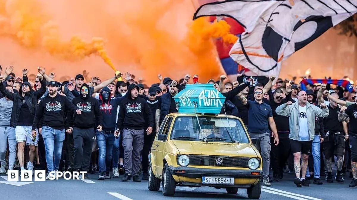 Aficionados marchando con bengalas y un coche amarillo