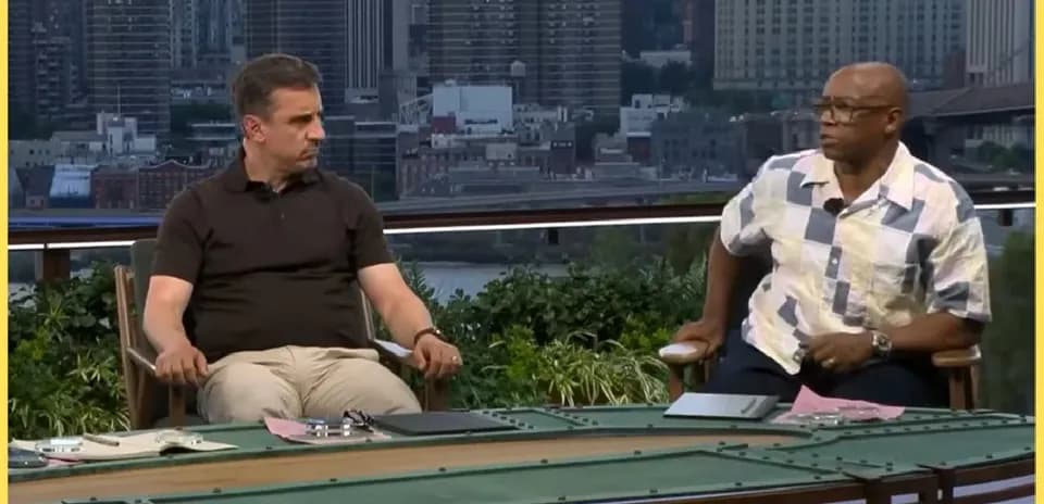 Dos comentaristas discutiendo en un estudio al aire libre
