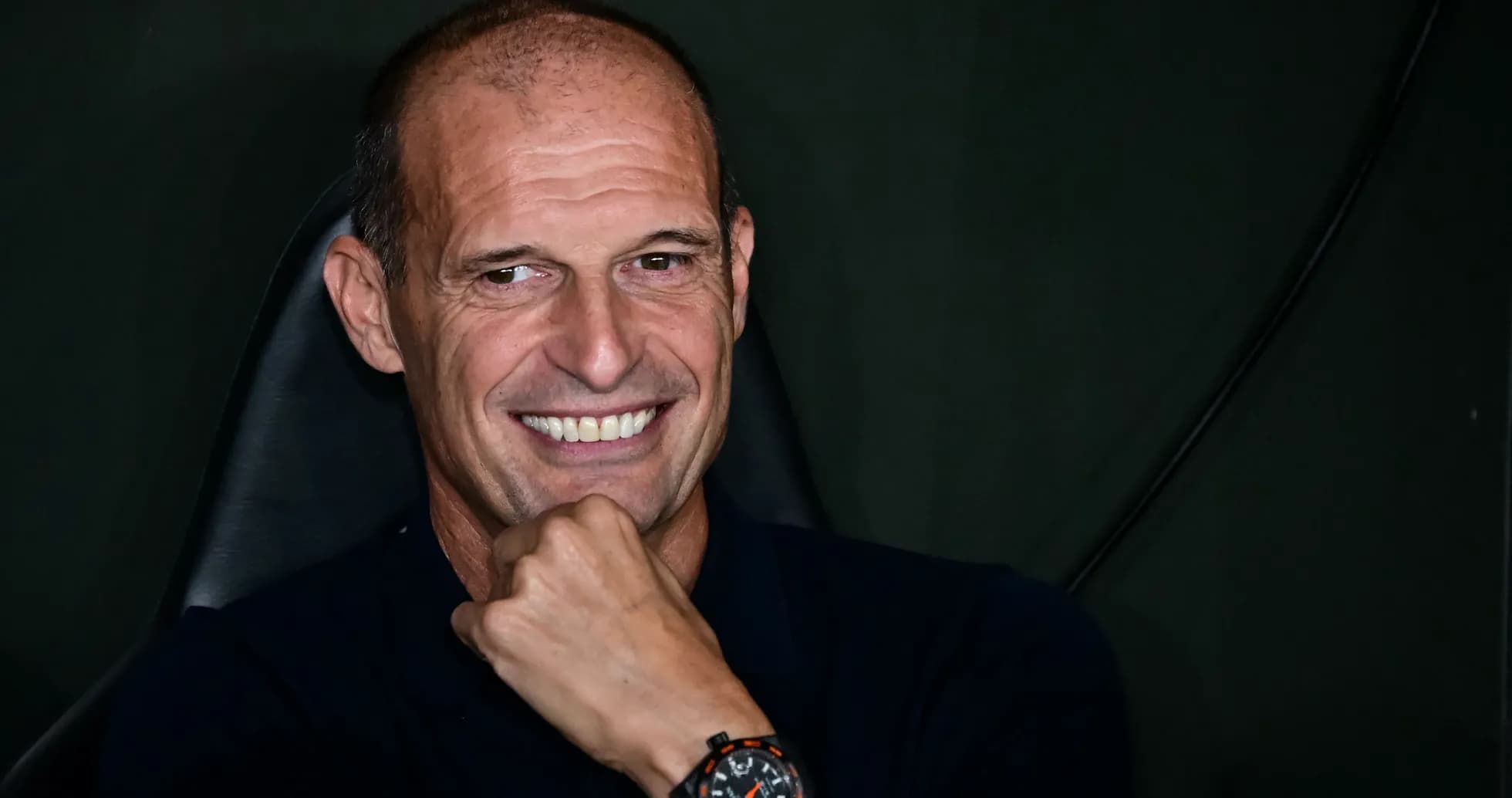 Entrenador sonriendo durante una conferencia