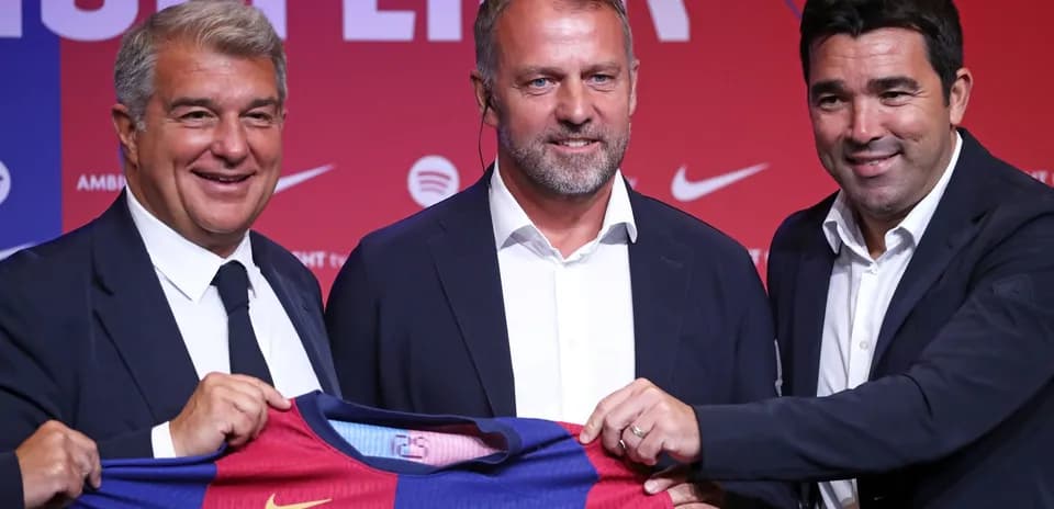 Directivos del FC Barcelona presentan nueva camiseta