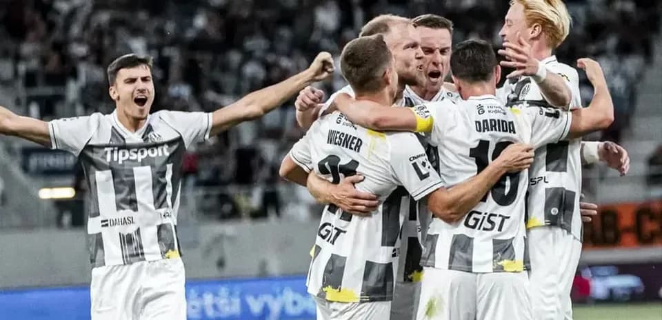 Jugadores celebrando un gol en Hradec Králové