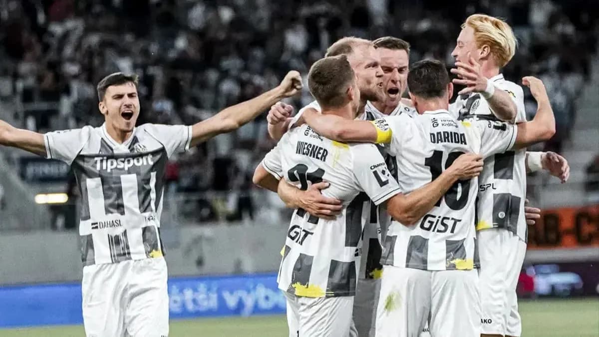 Jugadores celebrando un gol en Hradec Králové