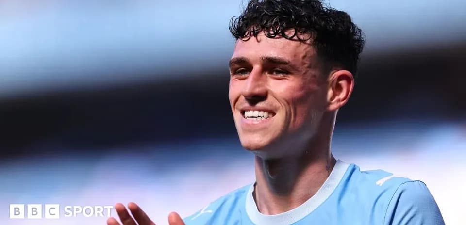 Jugador sonriendo en camiseta azul durante partido