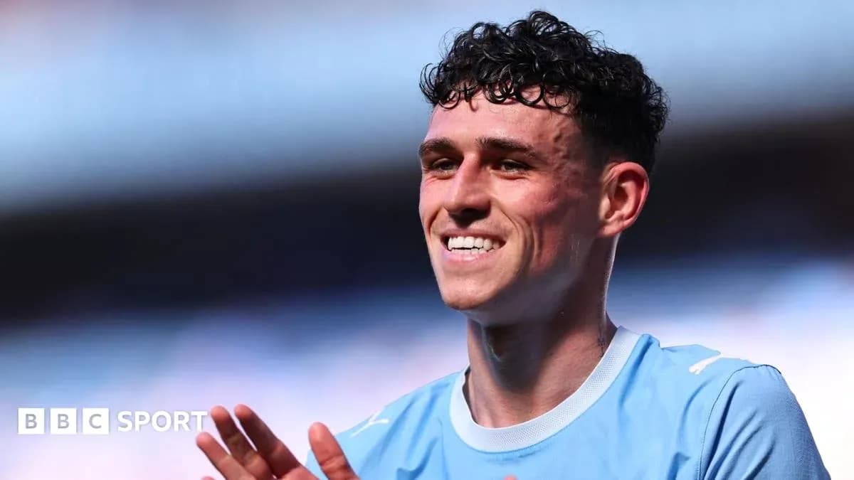 Jugador sonriendo en camiseta azul durante partido