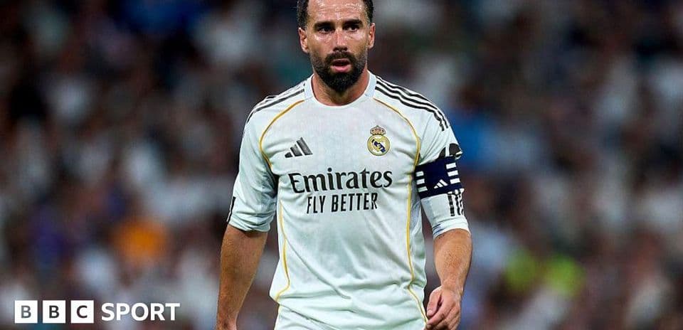 Jugador de Real Madrid con cinta de capitán en campo